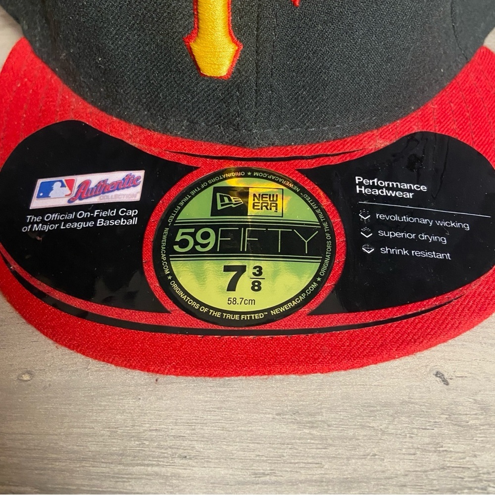 New Era Black and Red Cap with Yellow Pittsburgh Pirates 7 3/8 Size MLB Hat - Picture 2 of 12